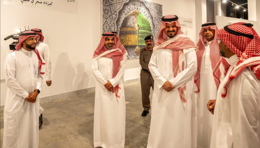 أمير منطقة المدينة المنورة يزور “معرض القصواء” بمركز المدينة للفنون