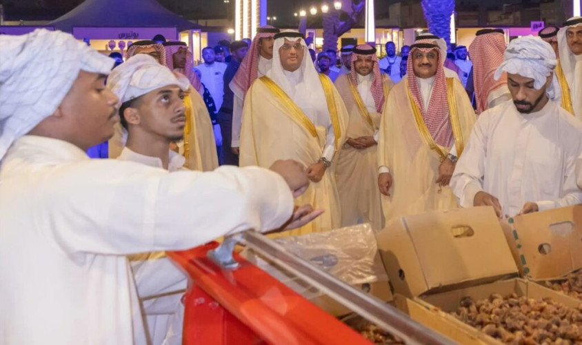 محافظ الأحساء يزور الفعاليات المصاحبة لموسم صرام الأحساء