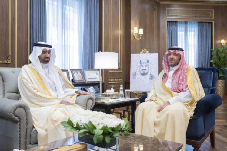 أمير الحدود الشمالية يستقبل وزير الموارد البشرية ويبحث إطلاق عدد من المبادرات التنموية