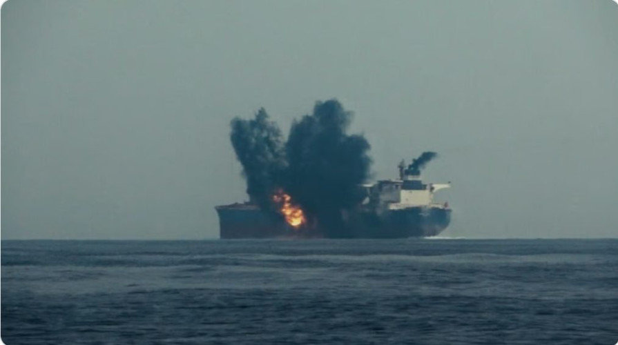 “الحوثي” يعلن استهداف ناقلة نفط بريطانية بزورق مسير في البحر الأحمر