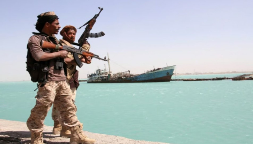 الحوثيون يعلنون تعليق عملياتهم العسكرية في الملاحة الدولية