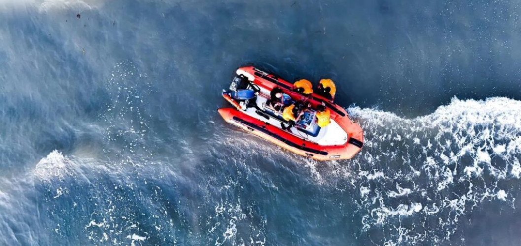 حرس الحدود بمنطقة جازان ينقذ مواطنًا وطفلتيه من الغرق أثناء ممارسة السباحة في أماكن محظورة