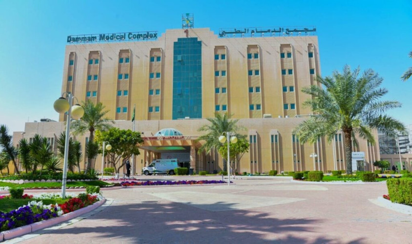 “مجمع الدمام” ينهي معاناة خمسينية باستبدال مفصل الركبتين