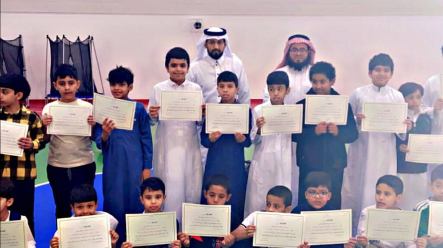 ابتدائية رافع بن خديج تكرم طلابها المتفوقين