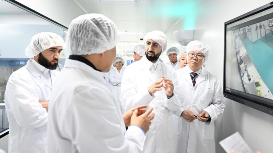 رئيس “هيئة الغذاء والدواء” يطّلع على تقنيات تصنيع الأدوية الحيوية والجينية في تيانجين الصينية