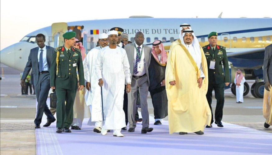 رئيس جمهورية تشاد يصل إلى الرياض وفي مقدمة مستقبليه نائب أمير المنطقة