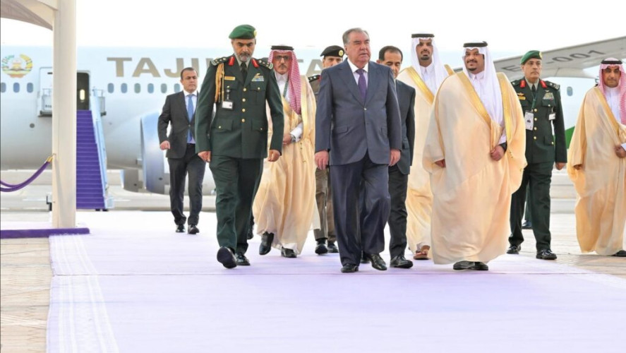 رئيس جمهورية طاجكستان يصل إلى الرياض وفي مقدمة مستقبليه نائب أمير المنطقة