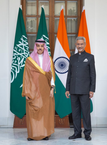 وزير الخارجية يلتقي وزير خارجية جمهورية الهند