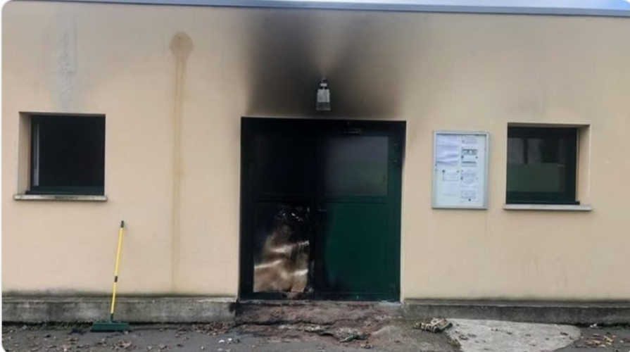 اعتداء عنصري.. مجهولون يضرمون النار ببوابة مسجد في فرنسا والشرطة تحقق