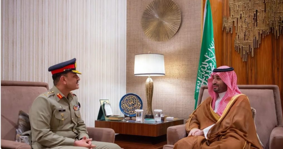 ولي العهد يستقبل قائد الجيش الباكستاني ويبحثان تطوير العلاقات الثنائية خاصة في المجال العسكري
