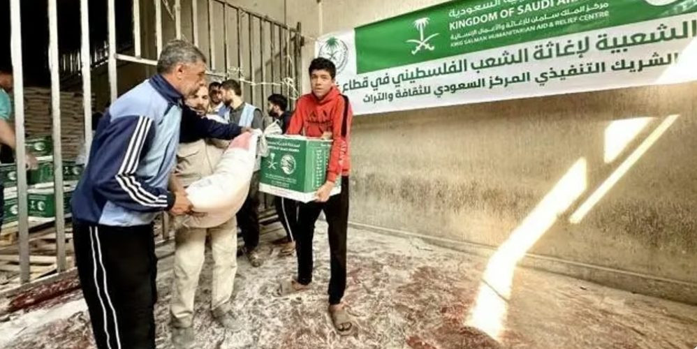 مركز الملك سلمان للإغاثة يواصل توزيع السلال الغذائية في شمال غزة