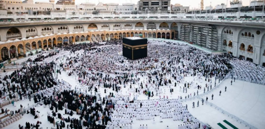 اتباعًا لسنة المصطفى عند الجدب.. جموع المصلين تؤدي صلاة الاستسقاء