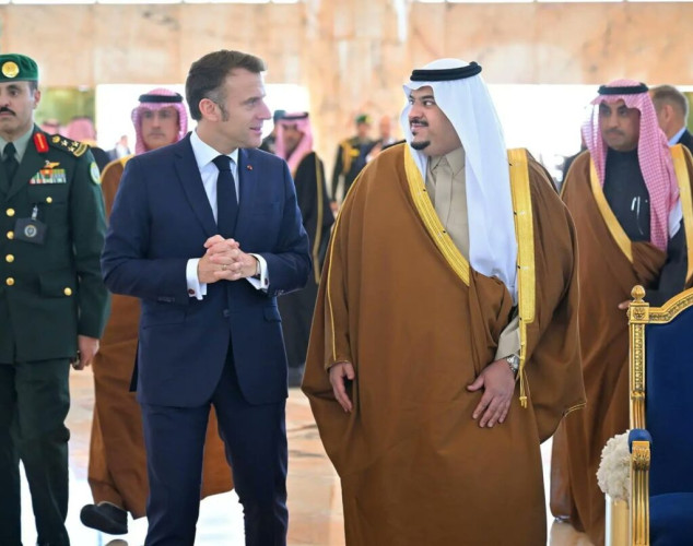 الرئيس الفرنسي يغادر الرياض وفي مقدمة مودعيه نائب أمير المنطقة