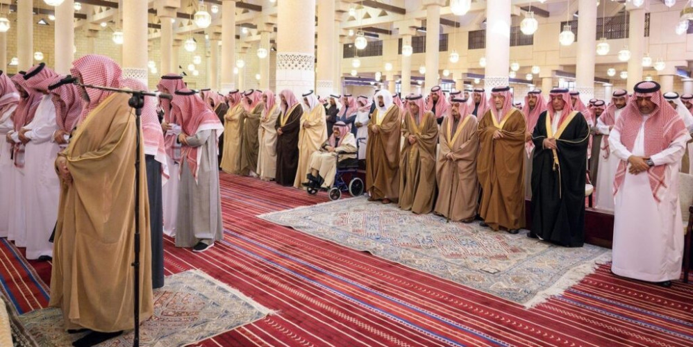 أمير منطقة الرياض يؤدي صلاة الميت على صاحبة السمو الأميرة جواهر بنت سعد بن عبدالعزيز بن عبدالله بن تركي