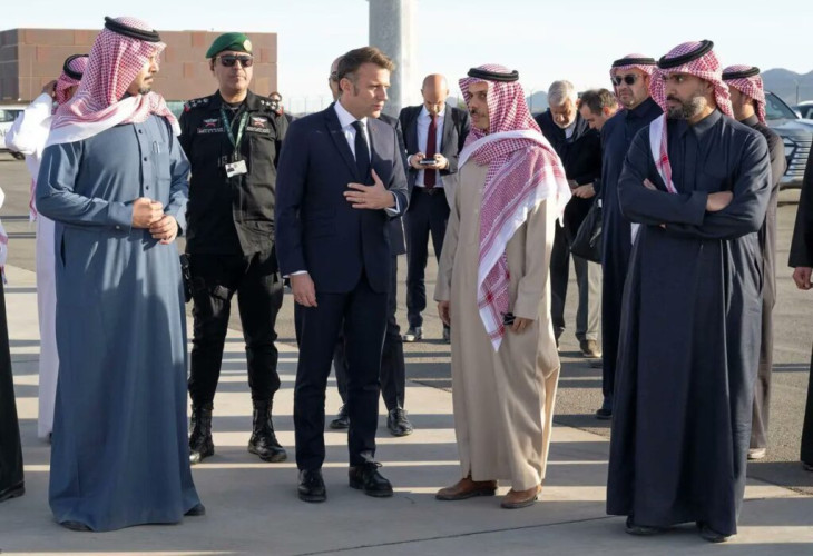 الرئيس الفرنسي يغادر العلا