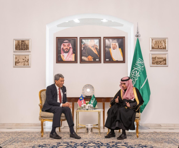 سمو وزير الخارجية يستقبل وزير خارجية ماليزيا