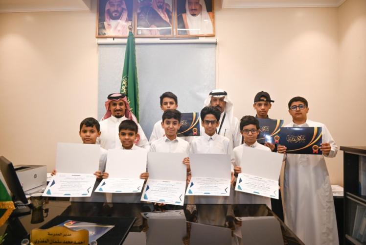لتفوقهم دراسيًا.. رئيس مجلس حي الملك فهد الأول الأستاذ سعد بن عماش السحيمي يكرم عددا من طلاب مدارس الحي