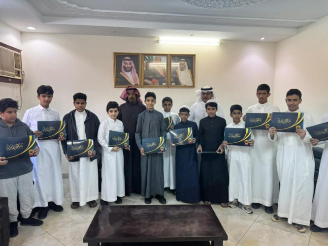 رئيس مجلس حي الملك فهد الأستاذ سعد عماش السحيمي يكرم الطلاب الأوائل من كل صف