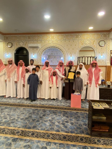 الشيخ الاستاذ ساير المخلفي يكرم حفظة القرآن الكريم بجامع نجا المطيري بحي الملك فهد