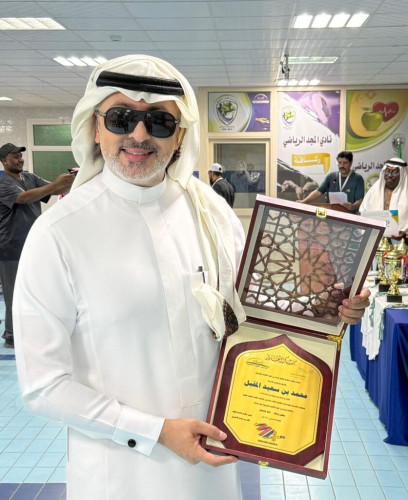 تكريم المذيع محمد المقبل من مدير مكتب التعليم بطويق