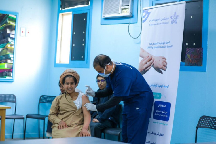 الفرق الطبية تواصل التطعيم ضد الحصبة في النعيرية