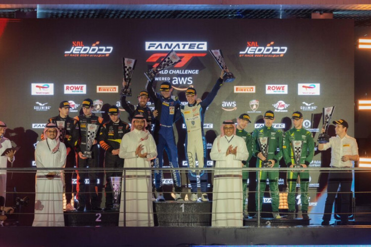 نيابةً عن سمو وزير الرياضة..القاضي يتوّج الفائزين في سباق “سال جدة جي تي 2024”