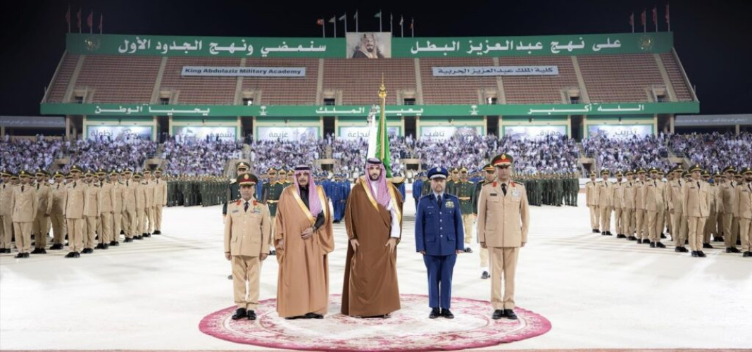 وزير الدفاع يرعى حفل تخريج طلبة دورات تأهيل الضباط الجامعيين لأفرع القوات المسلحة