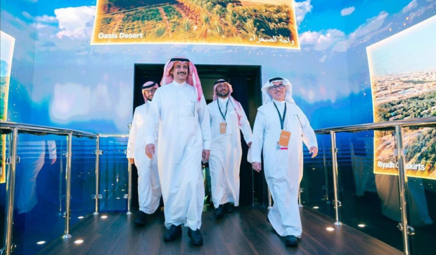 محافظ حفر الباطن يطلع على أبرز التقنيات والمبادرات في معرض كوب 16