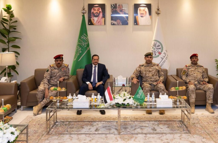 قائد القوات المشتركة يستقبل عضو مجلس القيادة الرئاسي ووزير الدفاع ورئيس هيئة الأركان للجيش اليمني