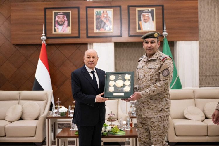 قائد القوات المشتركة يستقبل رئيس مجلس القيادة الرئاسي بالجمهورية اليمنية