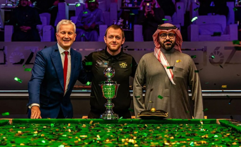 تتويج مارك ألين بكأس بطولة موسم الرياض للسنوكر