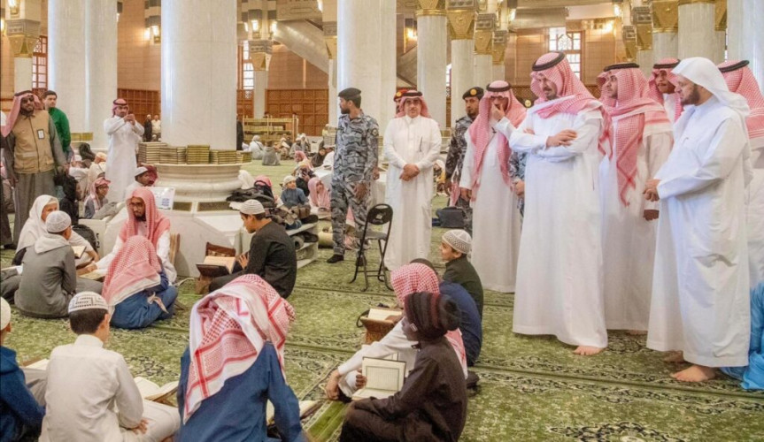 أمير المدينة المنورة يزور حلقات تحفيظ القرآن الكريم والمتون العلمية في المسجد النبوي الشريف