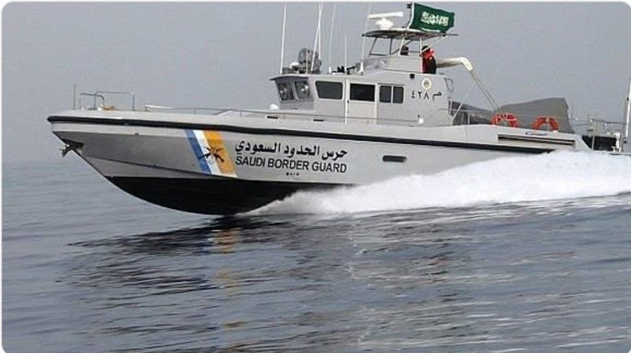 حرس الحدود بتبوك ينقذ 3 مقيمين تعرضت واسطتهم البحرية لانقلاب في عرض البحر