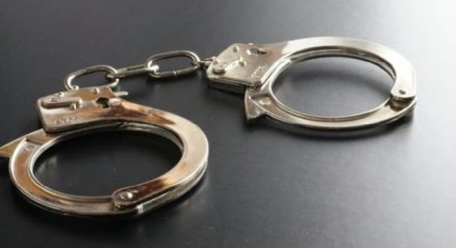 دوريات الأمن بسراة عبيدة تطيح بـ 3 مواطنين لنقلهم 33 مخالفًا في مركبتين