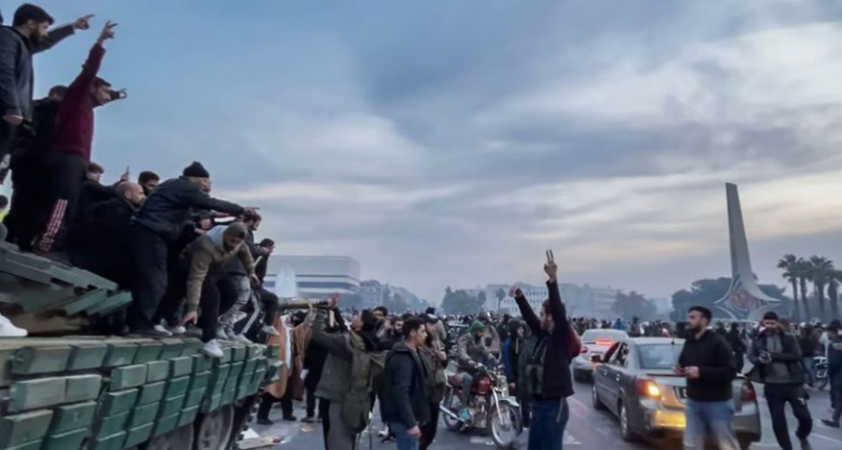 عشرات السوريين يحتفلون في ساحة الأمويين وسط العاصمة بعد رحيل الأسد