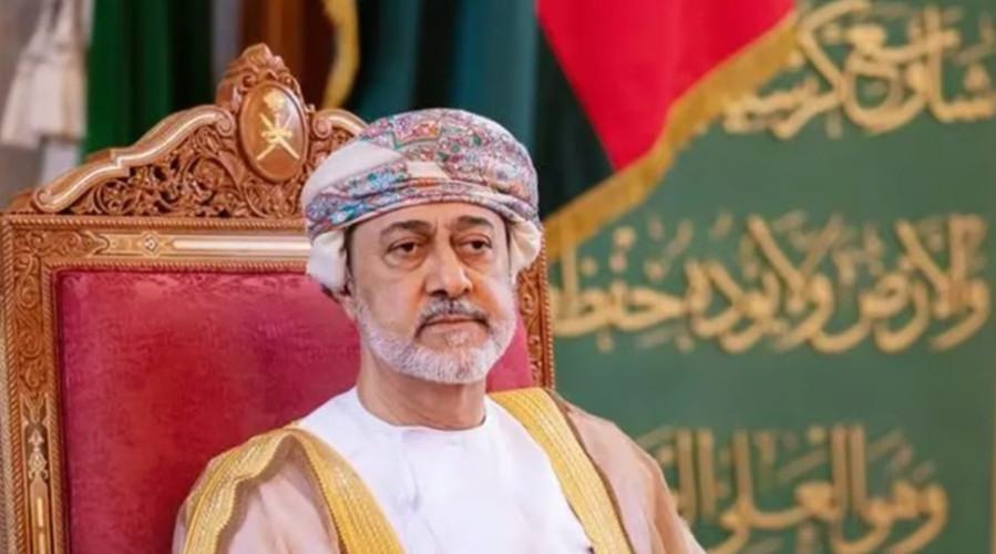 “سلطان عمان” يهنئ قيادة المملكة بمناسبة الفوز باستضافة كأس العالم لكرة القدم 2034