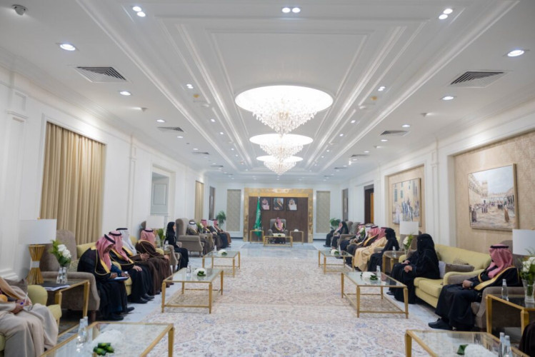 أمير الحدود الشمالية يستقبل وفدًا من أعضاء مجلس الشورى