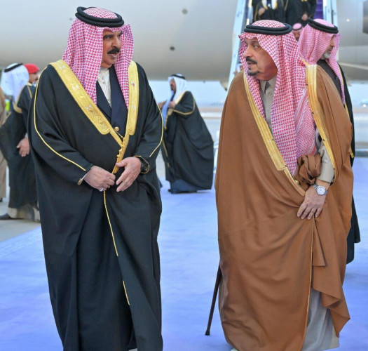 ملك البحرين يصل إلى الرياض وفي مقدمة مستقبليه أمير المنطقة