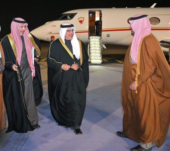 ولي عهد مملكة البحرين يصل إلى الرياض وفي مقدمة مستقبليه نائب أمير المنطقة