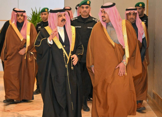 ملك البحرين يغادر الرياض وفي مقدمة مودعيه نائب أمير المنطقة