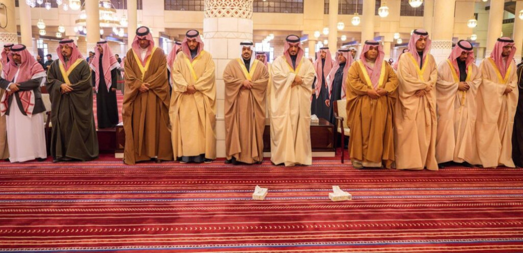 أمير منطقة الرياض يؤدي صلاة الميت على صاحبة السمو الأميرة وطفاء بنت محمد آل عبدالرحمن آل سعود