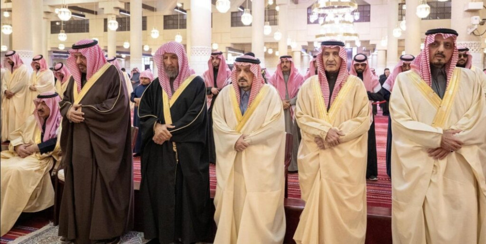 أمير منطقة الرياض يؤدي صلاة الميت على والدة صاحب السمو الملكي الأمير الوليد بن طلال بن عبدالعزيز