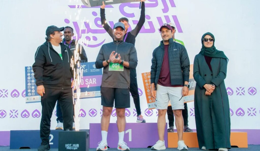 محافظ ‫الأحساء‬ يُشارك أكثر من 14 ألف متسابق ومتسابقة في سباق “الحسا تركض 2025” ويتوج الفائزين