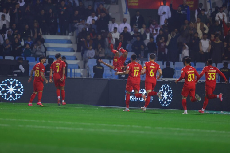 في الوقت القاتل وبهدف أوباميانغ.. القادسية يفوز على الهلال في مباراة مثيرة