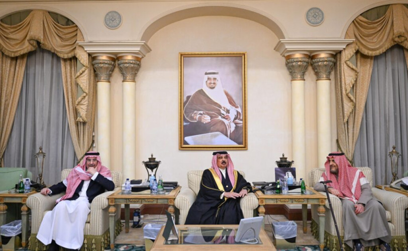 ملك البحرين يقدم واجب العزاء في وفاة الأمير محمد بن فهد بن عبدالعزيز