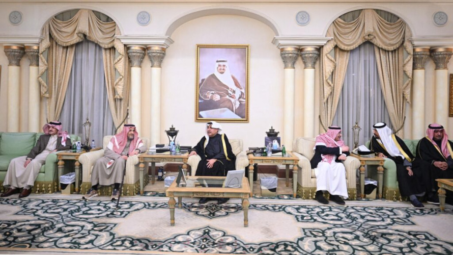 ممثل أمير دولة الكويت وولي عهده يقدمان واجب العزاء في وفاة الأمير محمد بن فهد بن عبدالعزيز