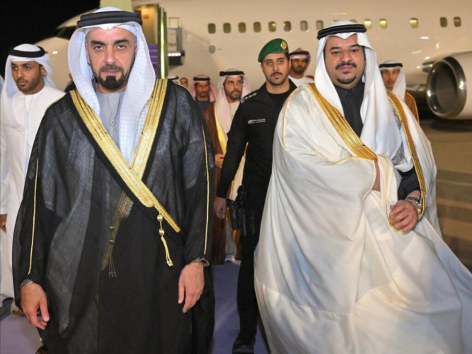 نائب رئيس مجلس الوزراء وزير الداخلية بدولة الإمارات يصل الرياض وفي مقدمة مستقبليه نائب أمير المنطقة