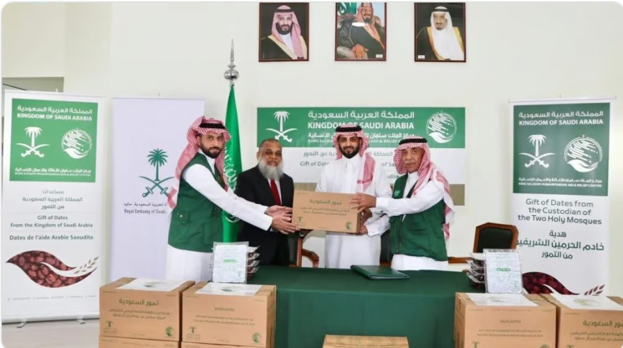 “إغاثي الملك سلمان” يسلم 50 طنًا من التمور للمالديف ويوزع آلاف السلال الغذائية في سوريا وباكستان