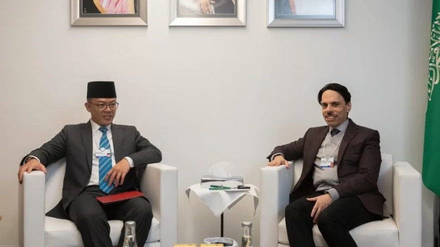 وزير الخارجية يستعرض العلاقات الثنائية وسبل تعزيزها مع نظيره الإندونيسي