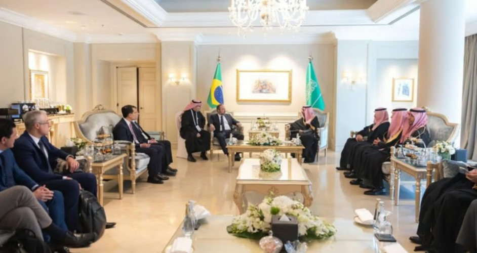 “وزير الصناعة” يعقد سلسلة لقاءات وزارية خلال مؤتمر التعدين الدولي